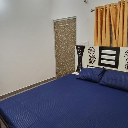 House Of Krishna Hotel วรินดาวัน ภายนอก รูปภาพ